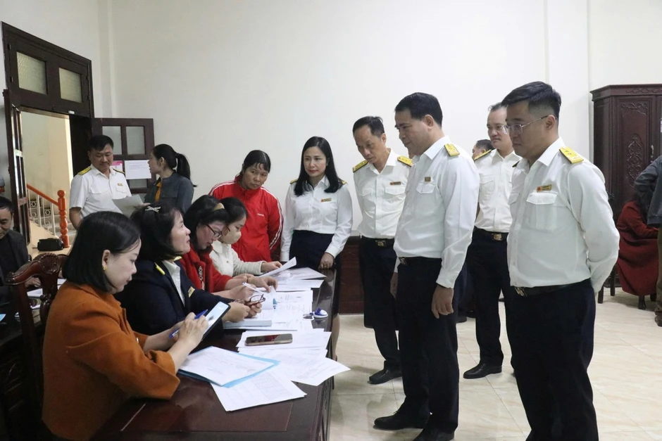 Thuế tỉnh Phú Thọ khẩn trương triển khai "15 ngày cao điểm" hỗ trợ hộ kinh doanh kê khai, nộp thuế Thuế tỉnh Phú Thọ khẩn trương triển khai "15 ngày cao điểm" hỗ trợ hộ kinh doanh kê khai, nộp thuế