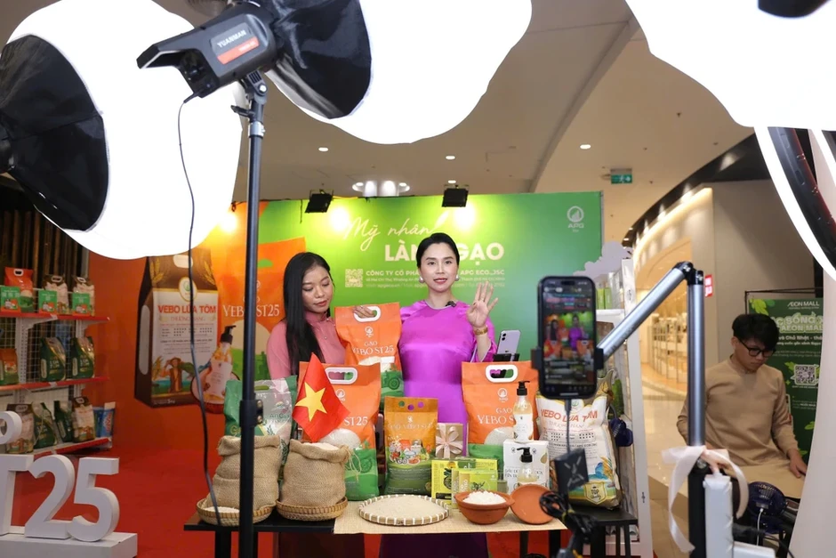 Thương mại điện tử: Sức mua tỉ đô buộc năng lực vận hành phải 'lột xác' Thương mại điện tử: Sức mua tỉ đô buộc năng lực vận hành phải 'lột xác'