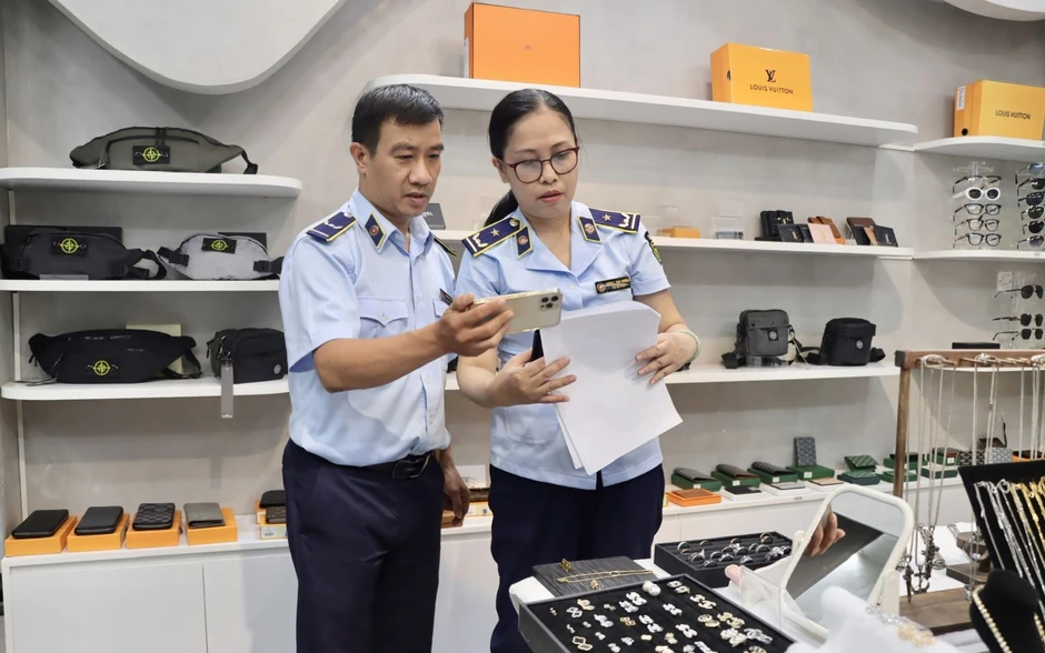 Thương mại điện tử và “vùng xám” hàng nhái: Khoảng trống từ hành vi người mua Thương mại điện tử và “vùng xám” hàng nhái: Khoảng trống từ hành vi người mua