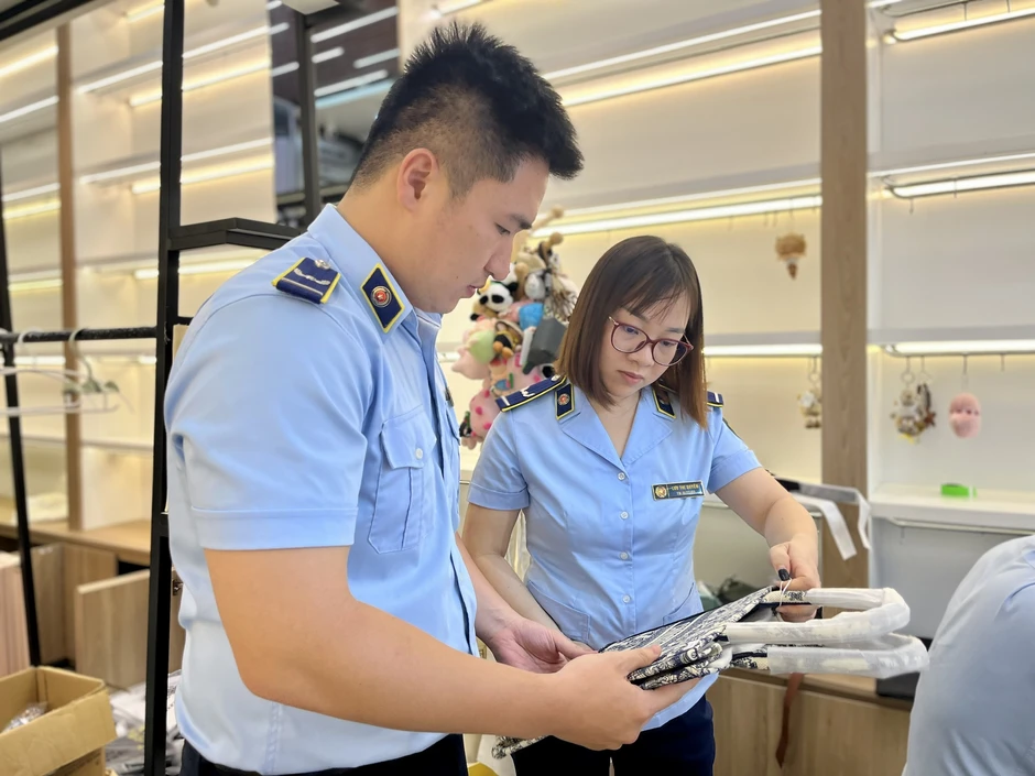 Thương mại điện tử và “vùng xám” hàng nhái: Khoảng trống từ hành vi người mua Thương mại điện tử và “vùng xám” hàng nhái: Khoảng trống từ hành vi người mua