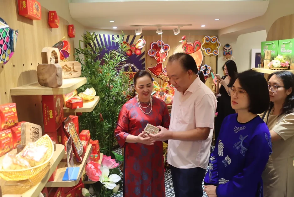 Thương mại hóa sản phẩm truyền thống: Nâng tầm giá trị kinh tế cho hộ kinh doanh phố cổ Thương mại hóa sản phẩm truyền thống: Nâng tầm giá trị kinh tế cho hộ kinh doanh phố cổ