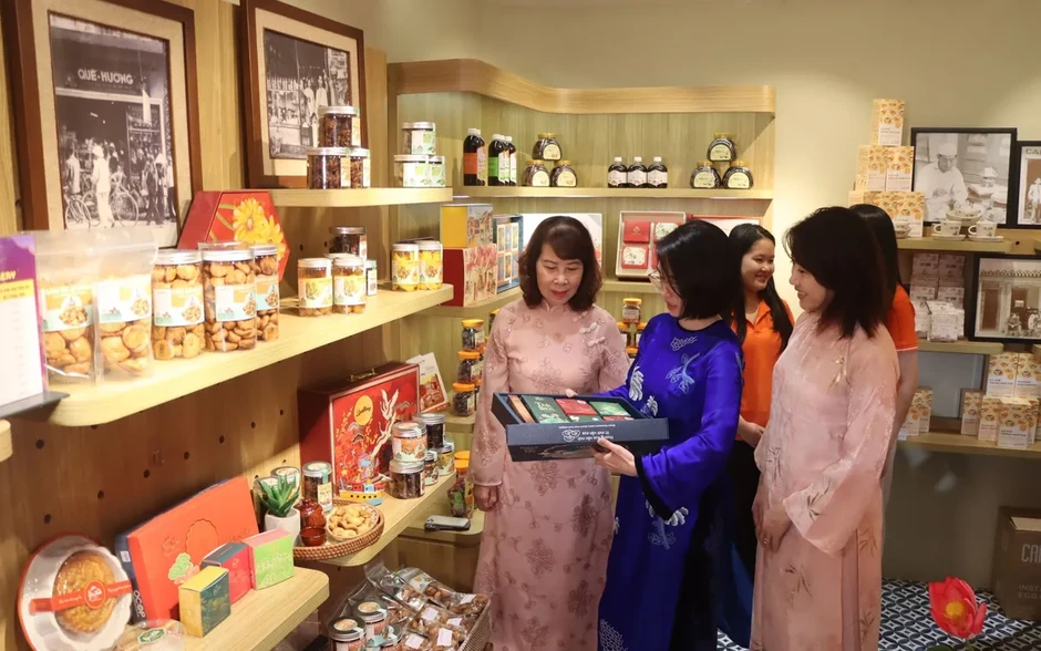 Thương mại hóa sản phẩm truyền thống: Nâng tầm giá trị kinh tế cho hộ kinh doanh phố cổ Thương mại hóa sản phẩm truyền thống: Nâng tầm giá trị kinh tế cho hộ kinh doanh phố cổ