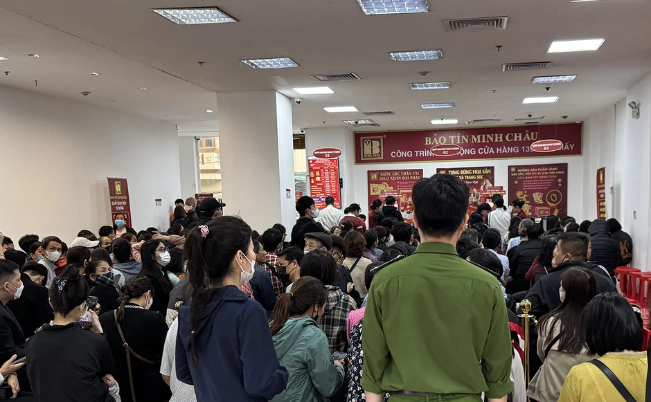 Tiệm vàng ồ ạt 'xả hàng', cho mua thoải mái khi giá chênh tới gần 30 triệu/lượng
