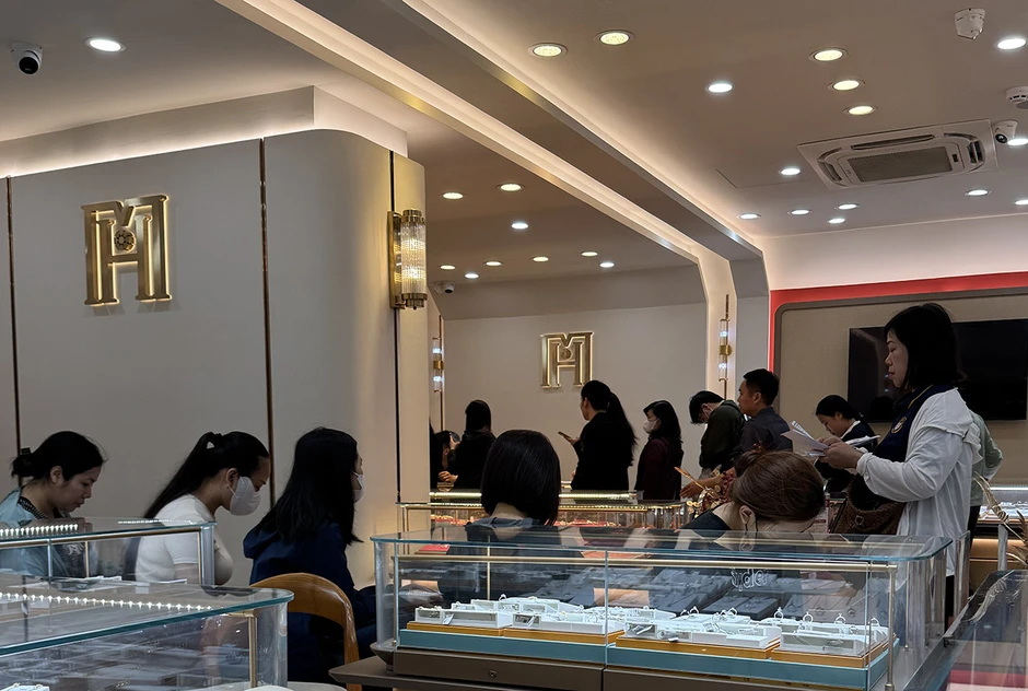 Tiệm vàng ồ ạt 'xả hàng', cho mua thoải mái khi giá chênh tới gần 30 triệu/lượng