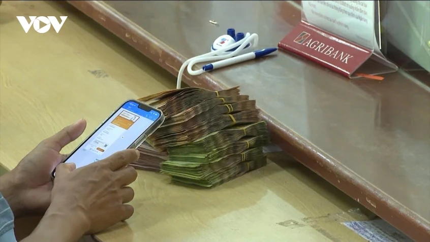 Tiền gửi giảm đột ngột, hàng loạt ngân hàng hụt vốn, áp lực thanh khoản gia tăng Tiền gửi giảm đột ngột, hàng loạt ngân hàng hụt vốn, áp lực thanh khoản gia tăng