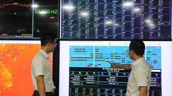 Tiếp tục huy động nguồn điện LNG và dầu ứng phó cao điểm nắng nóng