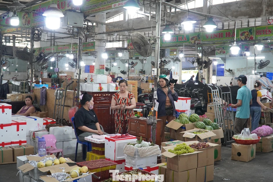 Tiểu thương chợ đầu mối 'đứng ngồi không yên' vì cước phí phi mã Tiểu thương chợ đầu mối 'đứng ngồi không yên' vì cước phí phi mã