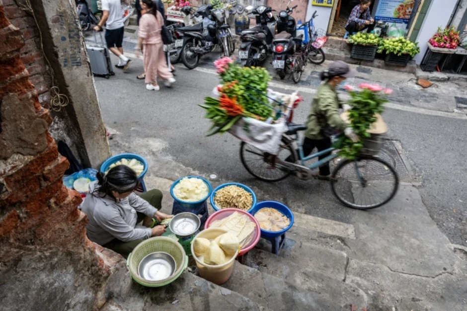 Tiểu thương co kéo từng cm khi dẹp vỉa hè Tiểu thương co kéo từng cm khi dẹp vỉa hè