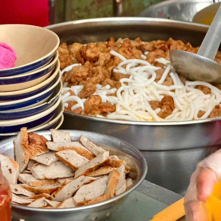 Tô bánh canh 'cứu đói' 8.000 đồng ở Nha Trang, hơn 6 năm chưa tăng giá Tô bánh canh 'cứu đói' 8.000 đồng ở Nha Trang, hơn 6 năm chưa tăng giá
