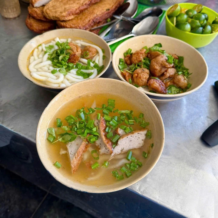 Tô bánh canh 'cứu đói' 8.000 đồng ở Nha Trang, hơn 6 năm chưa tăng giá Tô bánh canh 'cứu đói' 8.000 đồng ở Nha Trang, hơn 6 năm chưa tăng giá