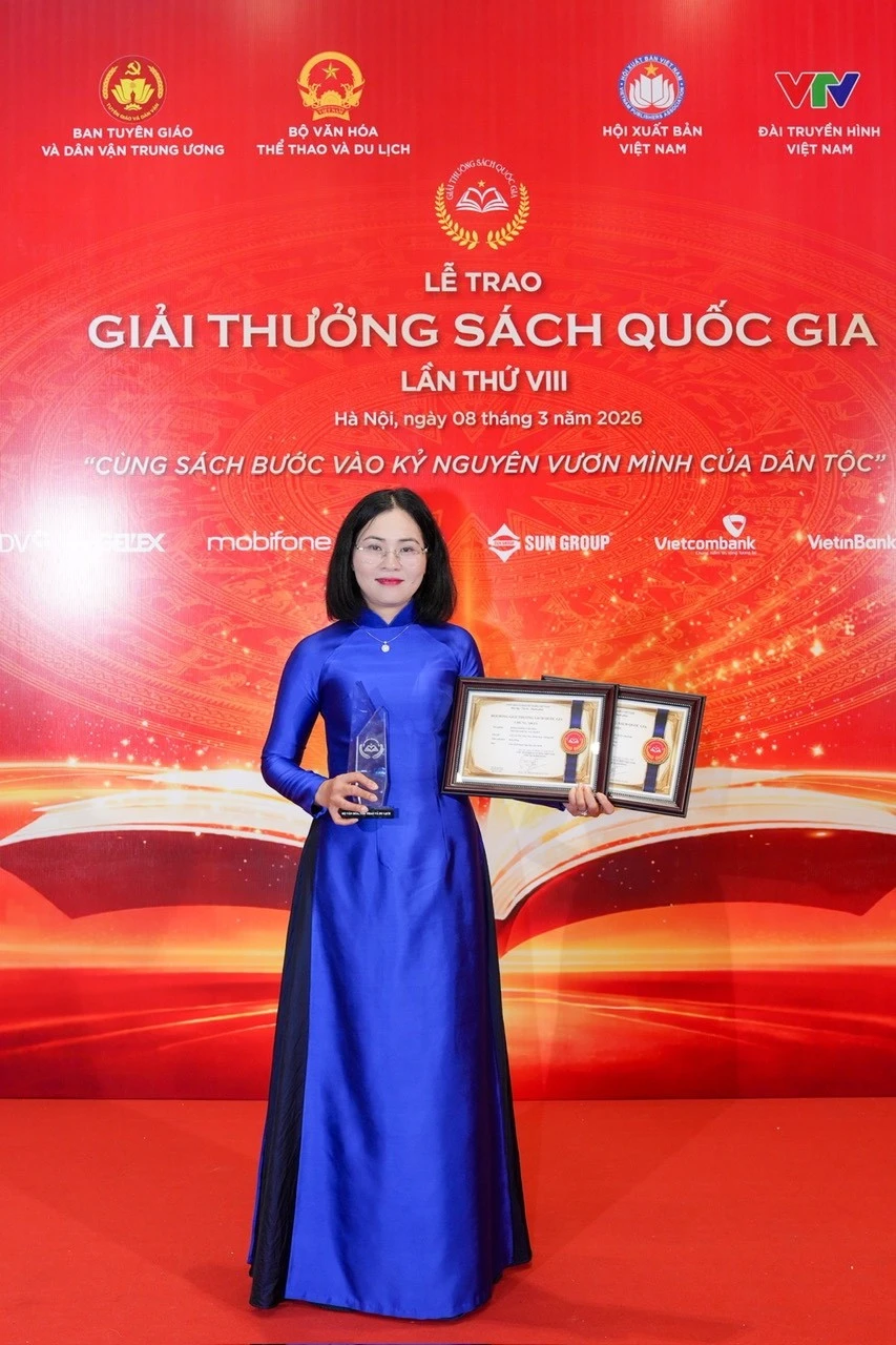 Tổng biên tập Thời báo Ngân hàng đạt hai Giải Sách Quốc gia Tổng biên tập Thời báo Ngân hàng đạt hai Giải Sách Quốc gia