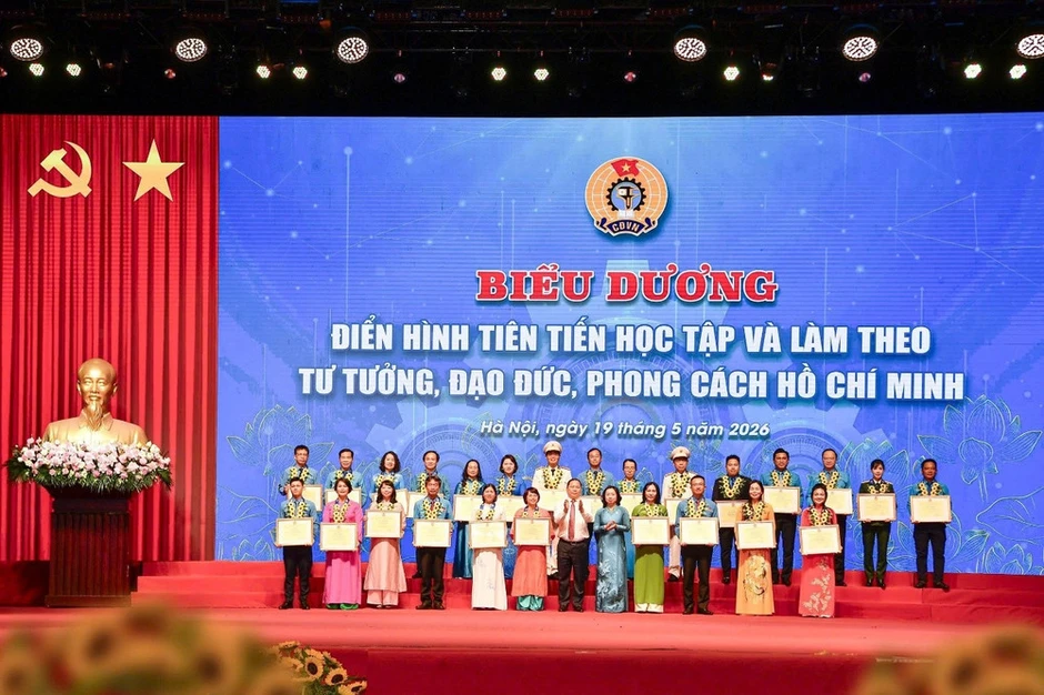 Tổng Giám đốc Vietcombank được khen thưởng với thành tích xuất sắc trong học tập và làm theo tư tưởng, đạo đức, phong cách Hồ Chí Minh Tổng Giám đốc Vietcombank được khen thưởng với thành tích xuất sắc trong học tập và làm theo tư tưởng, đạo đức, phong cách Hồ Chí Minh