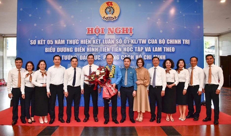 Tổng Giám đốc Vietcombank được khen thưởng với thành tích xuất sắc trong học tập và làm theo tư tưởng, đạo đức, phong cách Hồ Chí Minh Tổng Giám đốc Vietcombank được khen thưởng với thành tích xuất sắc trong học tập và làm theo tư tưởng, đạo đức, phong cách Hồ Chí Minh