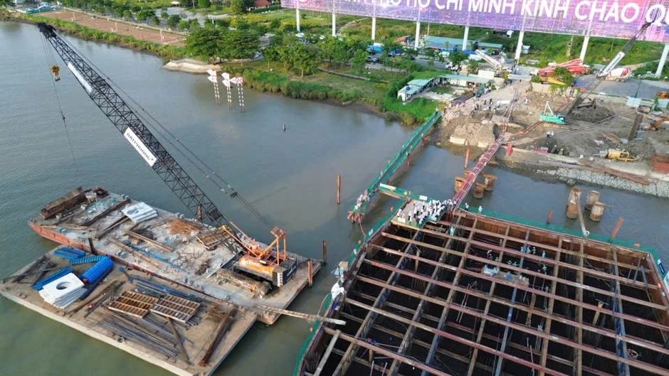 TP Hồ Chí Minh: Cầu đi bộ qua sông Sài Gòn tăng tốc về đích dịp 2/9
