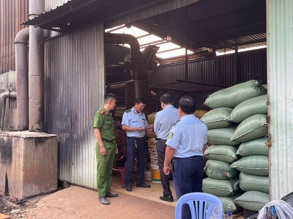 TPHCM đột kích nhiều kho hàng, thu giữ hàng nghìn sản phẩm '3 không'