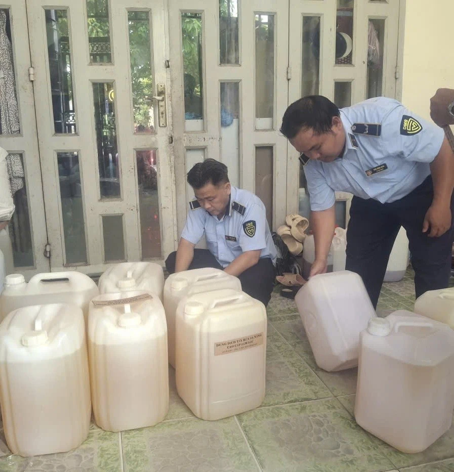 TPHCM đột kích nhiều kho hàng, thu giữ hàng nghìn sản phẩm '3 không'