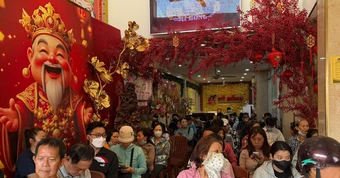 Trái ngược với Hà Nội, người dân TPHCM xếp hàng bán vàng, kim cương