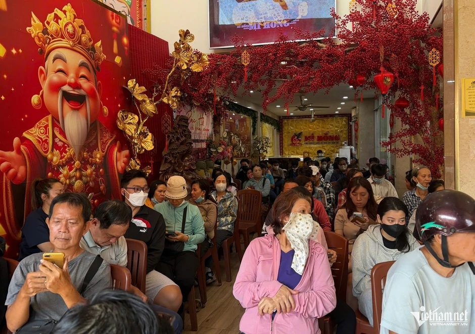 Trái ngược với Hà Nội, người dân TPHCM xếp hàng bán vàng, kim cương Trái ngược với Hà Nội, người dân TPHCM xếp hàng bán vàng, kim cương