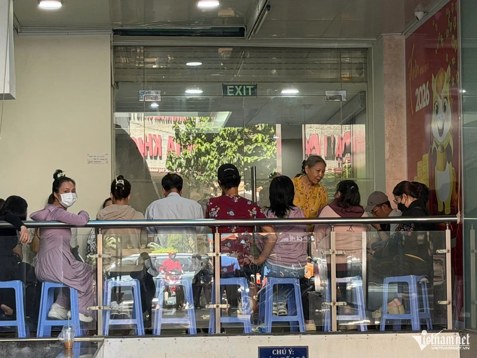 Trái ngược với Hà Nội, người dân TPHCM xếp hàng bán vàng, kim cương Trái ngược với Hà Nội, người dân TPHCM xếp hàng bán vàng, kim cương