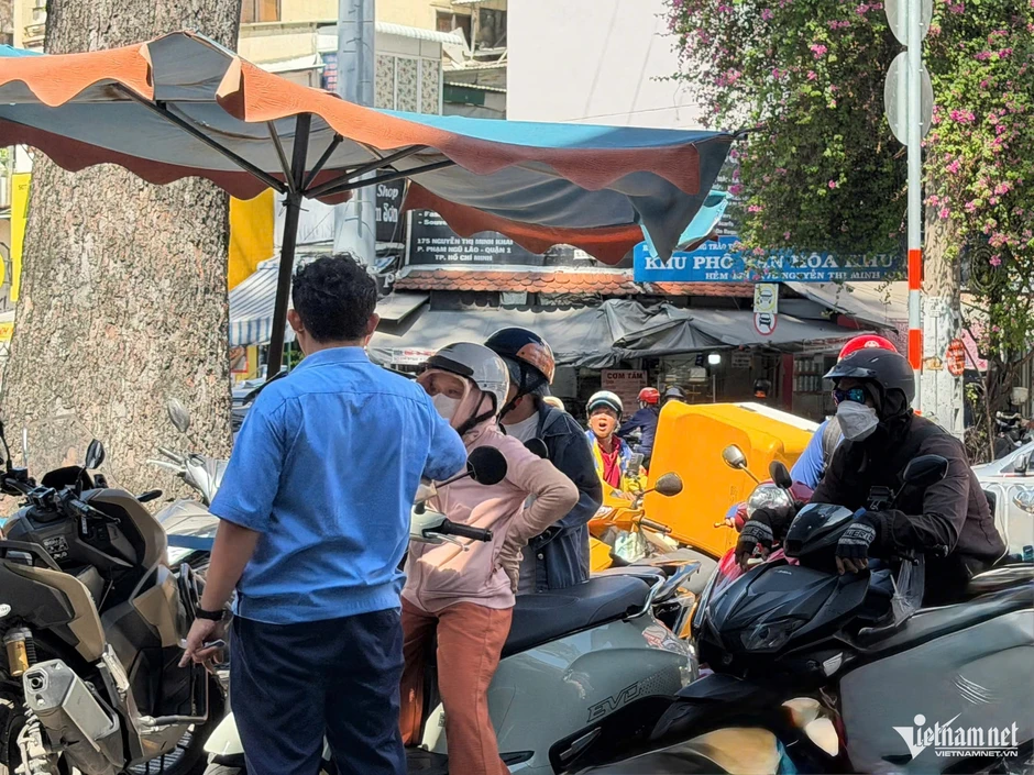Trái ngược với Hà Nội, người dân TPHCM xếp hàng bán vàng, kim cương Trái ngược với Hà Nội, người dân TPHCM xếp hàng bán vàng, kim cương