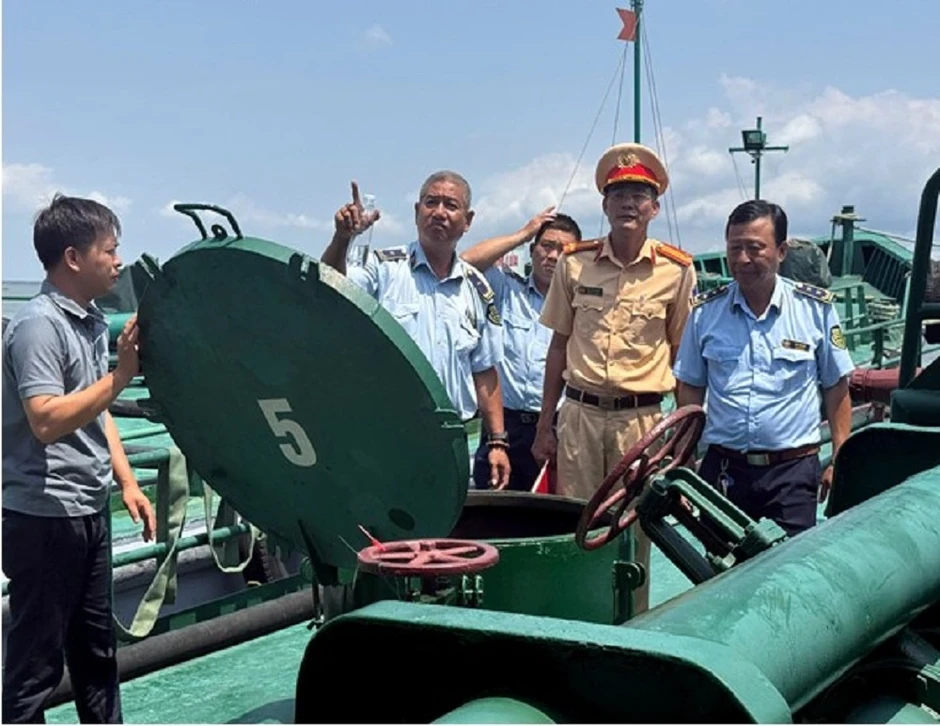 Trữ 10.000 lít dầu DO không rõ nguồn gốc, 2 chủ tàu bị phạt Trữ 10.000 lít dầu DO không rõ nguồn gốc, 2 chủ tàu bị phạt