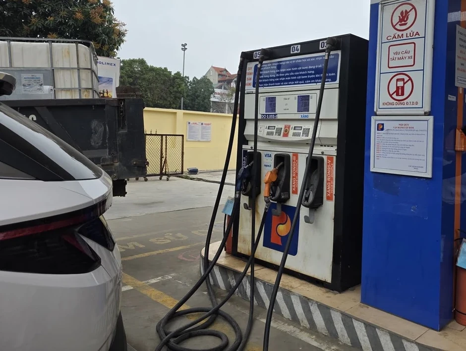 Từ 22 giờ đêm 12-3, giá xăng A95 tăng lên 25.575 đồng/lít Từ 22 giờ đêm 12-3, giá xăng A95 tăng lên 25.575 đồng/lít