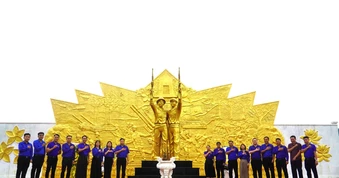Tuổi trẻ Tập đoàn Công nghiệp cao su Việt Nam dâng hương tại Đài tưởng niệm liên minh chiến đấu Việt Nam - Lào