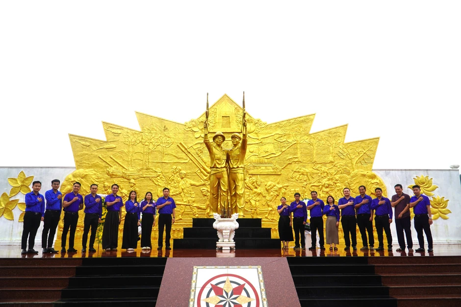 Tuổi trẻ Tập đoàn Công nghiệp cao su Việt Nam dâng hương tại Đài tưởng niệm liên minh chiến đấu Việt Nam - Lào Tuổi trẻ Tập đoàn Công nghiệp cao su Việt Nam dâng hương tại Đài tưởng niệm liên minh chiến đấu Việt Nam - Lào