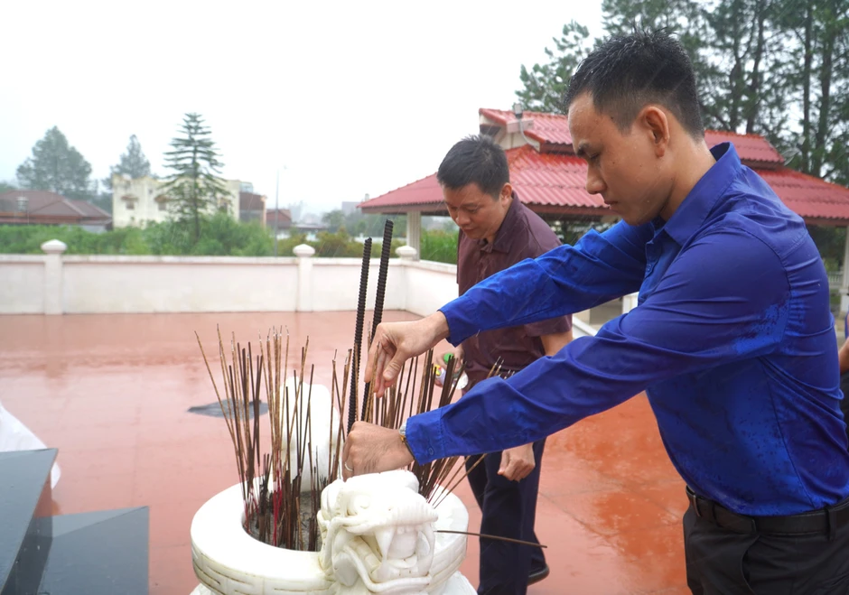 Tuổi trẻ Tập đoàn Công nghiệp cao su Việt Nam dâng hương tại Đài tưởng niệm liên minh chiến đấu Việt Nam - Lào Tuổi trẻ Tập đoàn Công nghiệp cao su Việt Nam dâng hương tại Đài tưởng niệm liên minh chiến đấu Việt Nam - Lào