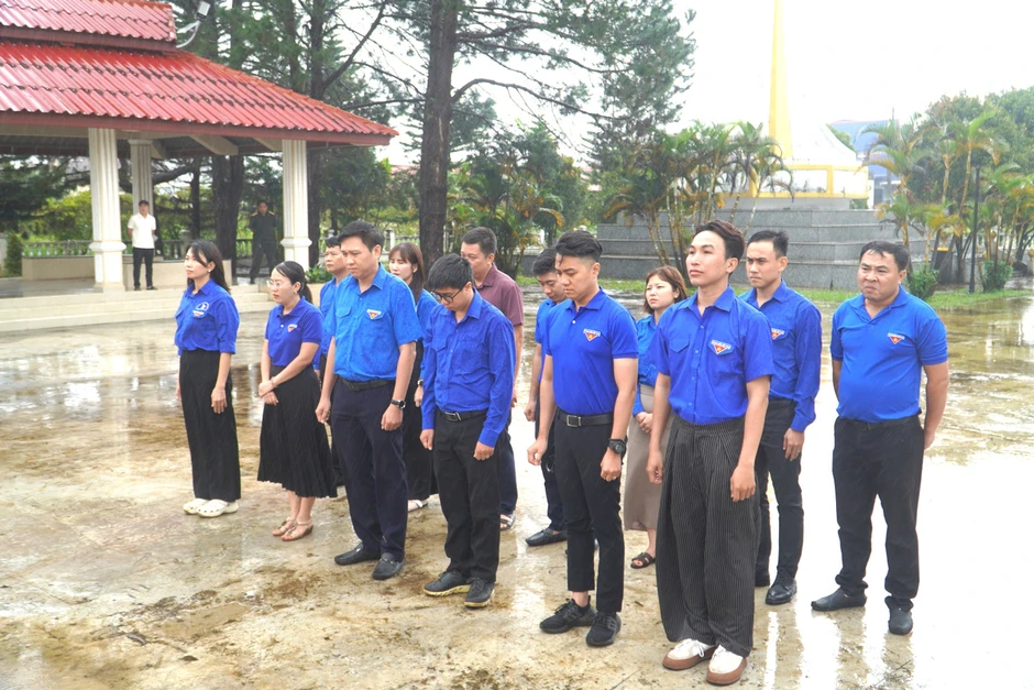 Tuổi trẻ Tập đoàn Công nghiệp cao su Việt Nam dâng hương tại Đài tưởng niệm liên minh chiến đấu Việt Nam - Lào Tuổi trẻ Tập đoàn Công nghiệp cao su Việt Nam dâng hương tại Đài tưởng niệm liên minh chiến đấu Việt Nam - Lào