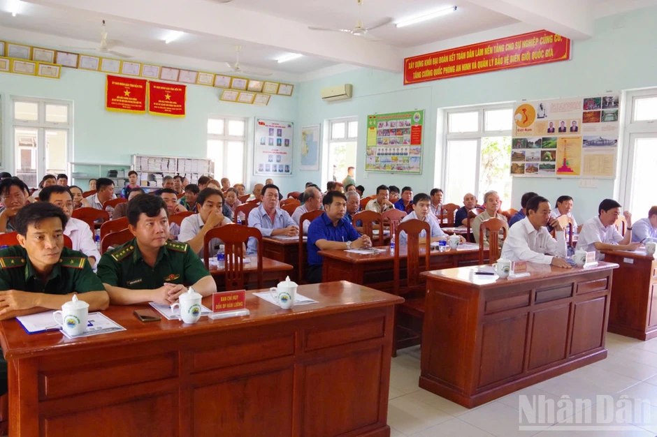 Tuyên truyền, hỗ trợ ngư dân đăng ký cấp giấy phép sử dụng tần số và thiết bị vô tuyến điện Tuyên truyền, hỗ trợ ngư dân đăng ký cấp giấy phép sử dụng tần số và thiết bị vô tuyến điện
