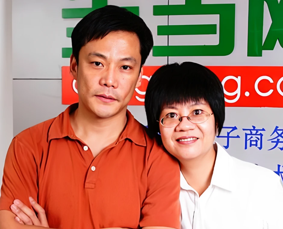 Tỷ phú ‘sa cơ’ vì bất đồng với vợ, giờ livestream bán sách, bán rượu Tỷ phú ‘sa cơ’ vì bất đồng với vợ, giờ livestream bán sách, bán rượu