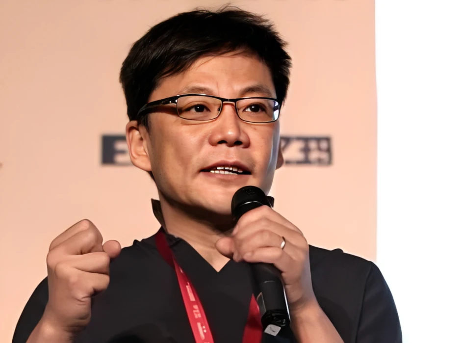 Tỷ phú ‘sa cơ’ vì bất đồng với vợ, giờ livestream bán sách, bán rượu Tỷ phú ‘sa cơ’ vì bất đồng với vợ, giờ livestream bán sách, bán rượu