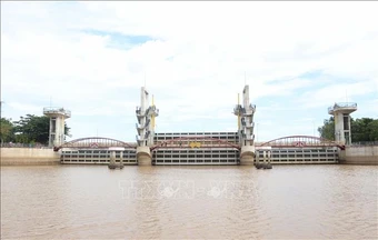 Vận hành đóng 2 cống Tha La và Trà Sư kiểm soát lũ vùng Tứ Giác Long Xuyên