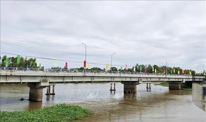 Vận hành đóng 2 cống Tha La và Trà Sư kiểm soát lũ vùng Tứ Giác Long Xuyên Vận hành đóng 2 cống Tha La và Trà Sư kiểm soát lũ vùng Tứ Giác Long Xuyên