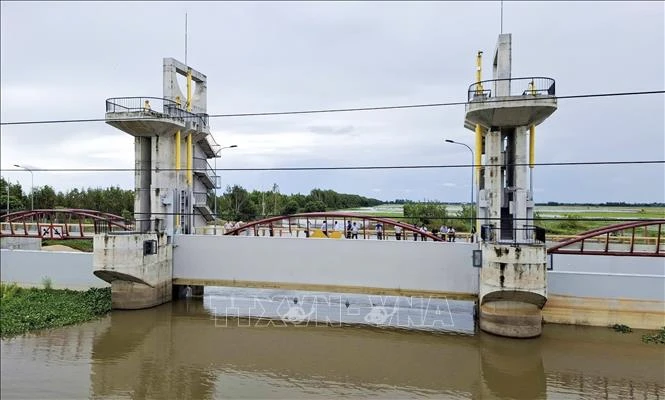 Vận hành đóng 2 cống Tha La và Trà Sư kiểm soát lũ vùng Tứ Giác Long Xuyên Vận hành đóng 2 cống Tha La và Trà Sư kiểm soát lũ vùng Tứ Giác Long Xuyên