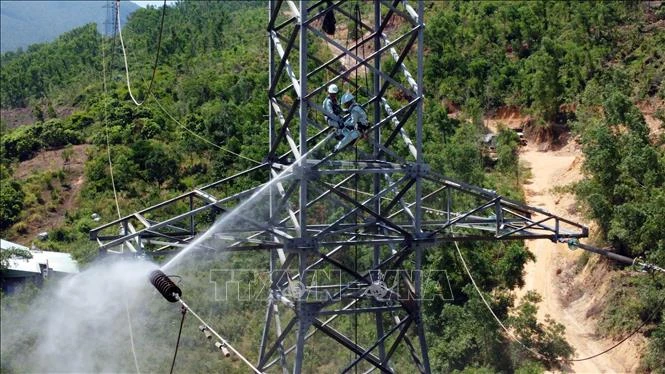Vận hành thông suốt lưới truyền tải điện cho mục tiêu tăng trưởng hai con số Vận hành thông suốt lưới truyền tải điện cho mục tiêu tăng trưởng hai con số