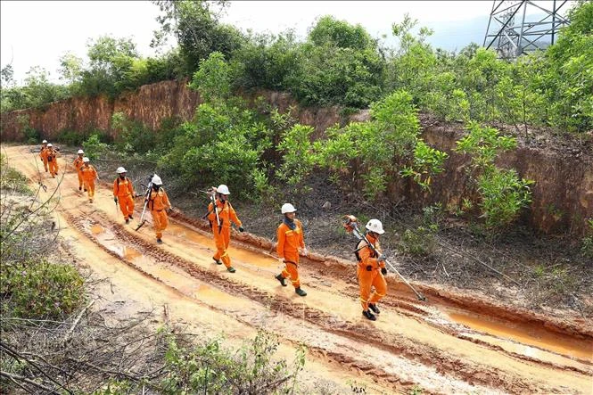 Vận hành thông suốt lưới truyền tải điện cho mục tiêu tăng trưởng hai con số Vận hành thông suốt lưới truyền tải điện cho mục tiêu tăng trưởng hai con số