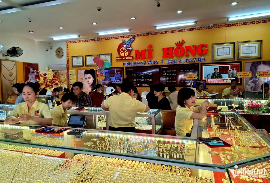 Vàng nhẫn hết sạch từ sáng, nở rộ dịch vụ đăng ký mua hộ vàng SJC Vàng nhẫn hết sạch từ sáng, nở rộ dịch vụ đăng ký mua hộ vàng SJC