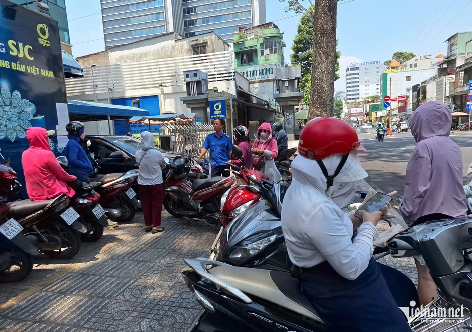 Vàng nhẫn hết sạch từ sáng, nở rộ dịch vụ đăng ký mua hộ vàng SJC Vàng nhẫn hết sạch từ sáng, nở rộ dịch vụ đăng ký mua hộ vàng SJC