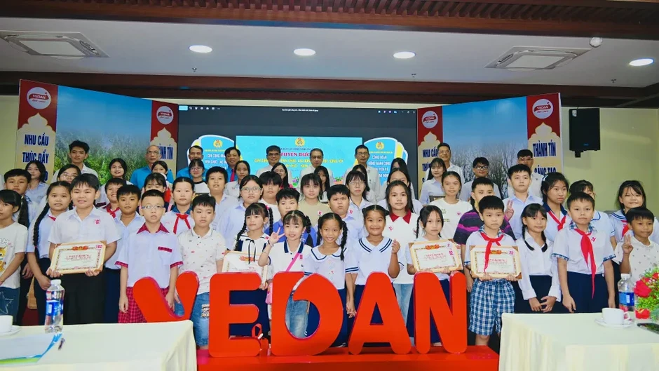 Vedan Việt Nam tuyên dương gần 1.000 học sinh là con cán bộ công nhân viên đạt thành tích học tập xuất sắc Vedan Việt Nam tuyên dương gần 1.000 học sinh là con cán bộ công nhân viên đạt thành tích học tập xuất sắc
