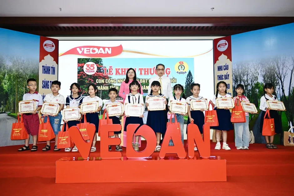 Vedan Việt Nam tuyên dương gần 1.000 học sinh là con cán bộ công nhân viên đạt thành tích học tập xuất sắc Vedan Việt Nam tuyên dương gần 1.000 học sinh là con cán bộ công nhân viên đạt thành tích học tập xuất sắc