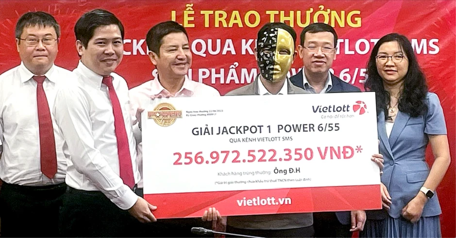 Vì sao 4 triệu người Việt chọn mua vé số trên Vietlott SMS? Vì sao 4 triệu người Việt chọn mua vé số trên Vietlott SMS?