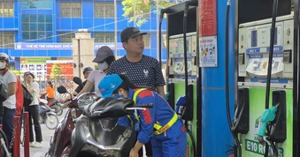 Vì sao giá xăng dầu được điều chỉnh theo ngày thay vì theo tuần như trước đây?