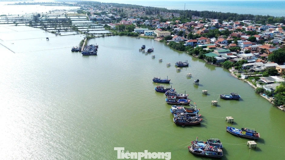 Vì sao tàu cá tại Huế nằm bờ hàng loạt? Vì sao tàu cá tại Huế nằm bờ hàng loạt?