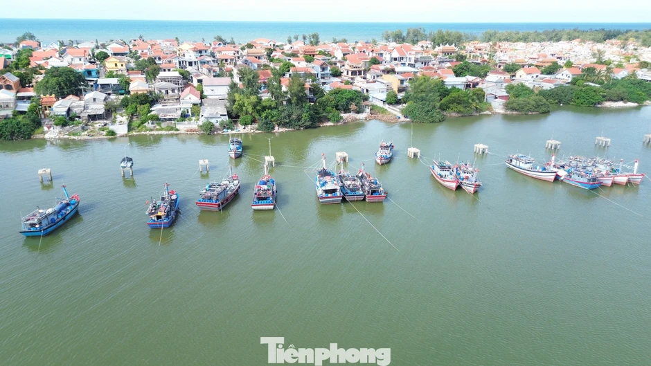 Vì sao tàu cá tại Huế nằm bờ hàng loạt? Vì sao tàu cá tại Huế nằm bờ hàng loạt?