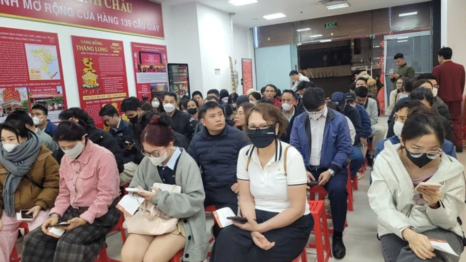 VIDEO: Hàng trăm người đi xếp hàng mua vàng từ nửa đêm VIDEO: Hàng trăm người đi xếp hàng mua vàng từ nửa đêm