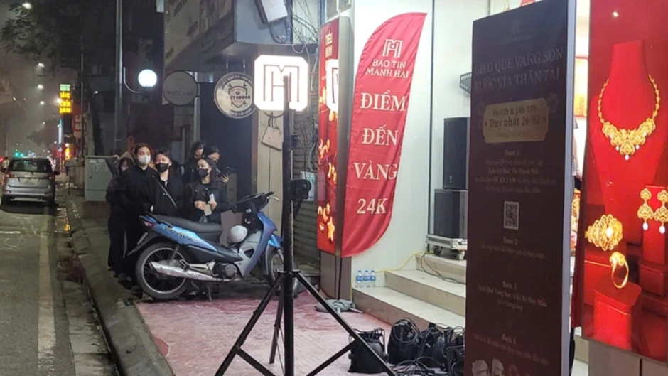 VIDEO: Hàng trăm người đi xếp hàng mua vàng từ nửa đêm VIDEO: Hàng trăm người đi xếp hàng mua vàng từ nửa đêm