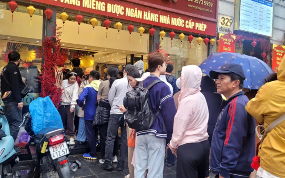 VIDEO: Hàng trăm người đi xếp hàng mua vàng từ nửa đêm VIDEO: Hàng trăm người đi xếp hàng mua vàng từ nửa đêm