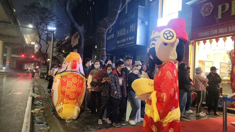 VIDEO: Hàng trăm người đi xếp hàng mua vàng từ nửa đêm VIDEO: Hàng trăm người đi xếp hàng mua vàng từ nửa đêm